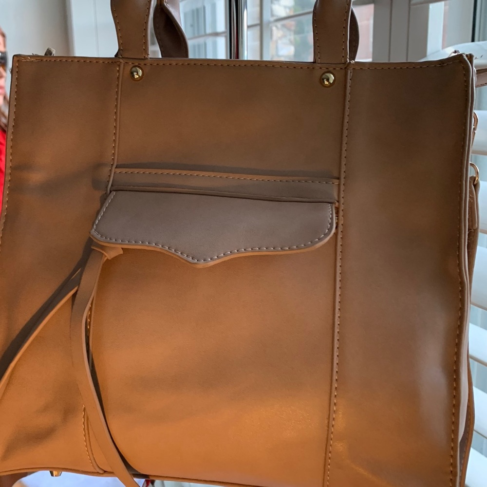 Pre loved mauve vinyl shoulder bag with strap.